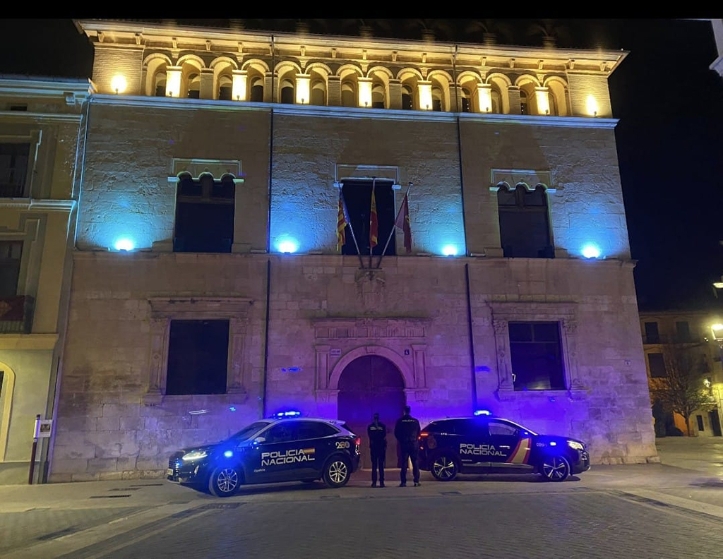 Edificio histórico de la ciudad de Valencia iluminado con el color azul de la Policía Nacional.